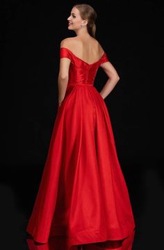 Off-shoulder Fitted Gown With Pleated Bodice, Party Dress With Lined Bodice And Off-shoulder Design, One-shoulder Fitted Bodice Off Shoulder Dress For Gala, Off-shoulder Party Dress With Lined Bodice, Party Off-shoulder Dress With Lined Bodice, Fitted A-line Off Shoulder Dress For Prom, Pleated Bodice Dress For Prom Banquet, Pleated Bodice Dress For Banquet And Prom Season, Pleated Bodice Dress For Prom Season Banquet