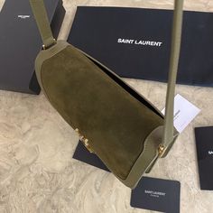 SOLFElNO suede and smooth leather medium soft shoulder bag. The material contrast between suede and cowhide edges is definitely a perfect match for autumn and winter.

Size 22x18x5cm Large Leather Bag, Lv Purse, Small Leather Bag, Lv Shoes, Medium Handbags, Lv Handbags, Large Handbags, Lv Belt, Lv Wallet