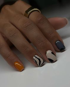 This nail design embraces the beauty of fall with a sophisticated blend of earth tones. The nails feature a matte finish in deep brown and beige shades, with an accent nail showcasing a chic black and white abstract design. The use of color blocking and minimalist art creates a super trendy look that’s perfect for any occasion.   Photo credit by: @dovenailsbysharon Square Nail Designs Baddie, Kim K Short Nails, Xs Square Nails, Manicure Black Women, Winter Natural Nails, Natural Short Nail Designs, Short Natural Nails Designs, Short Acrylic Nails Fall, Fun Short Nails