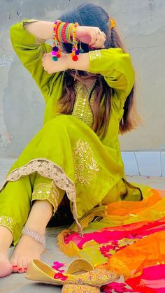 Girly Dp, Beautiful Photoshoot Ideas, Classy Photography, Good Poses, Girly Images, Pakistani Suits, Fashion People