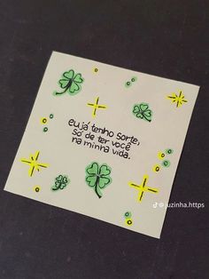 a piece of paper that has some green shamrocks on it with words written in spanish