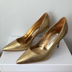 Manolo Blahnik Gold Fabric Metallic Bb 90mm Pumps 3 1/2 Inch Heel Textured Fabric Never Worn Dust Bag Included Elegant Gold Heels With Padded Heel, Luxury Gold Heels For Wedding, Luxury Gold Wedding Heels, Gold Heels With Sculpted Heel For Galas, Fitted Gold Heels With Sculpted Heel, Gold Classic Heels For Party, Elegant Gold Heels With Sculpted Heel, Classic Gold Heels For Gala, Luxury Fitted Heels For Gala