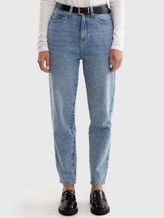 Odkryj doskonałe połączenie wygody i stylu z damskimi spodniami typu mom jeans z linii AUTHENTIC marki BIG STAR. Ten model w klasycznym jasnym kolorze nie tylko pięknie podkreśla kształty, ale także stanowi świetną bazę do tworzenia wielu codziennych stylizacji, które pozwolą Ci wyróżnić się z tłumu. Niebieskie jeansy damskie mom jeans z wysokim stanem Silla 120 wykonane zostały z komfortowego materiału zapewniając pełną swobodę ruch�ów, dzięki czemu są idealne na każdą pogodę, świetnie dopełniaj Relaxed Fit Jeans, Jeans Boyfriend, Big Star, Boyfriend Jeans, Jeans Fit, Blue Denim, Mom Jeans, High Waist, Loose Fitting