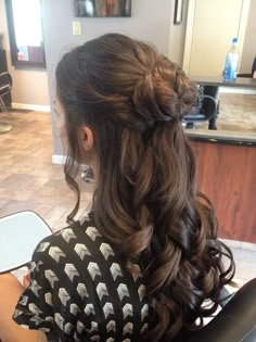 Hair Up Half Down Prom Hair, Half Bun With Curls, Half Up Bun Hairstyles Prom, Hairstyles Fancy Half Up, Half Bun Wedding Hairstyles, Half Up Half Down Hair Prom Curls, Cute Half Up Half Down Prom Hairstyles, Hairstyles Curls Half Up Half Down, Princess Hair Half Up Half Down