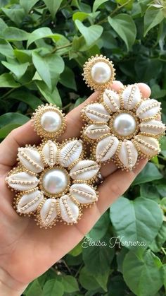 Handmade Shell Earrings, Diy Indian Jewelry, Diy Pearl Earrings, Shell Accessories, Flower Jewelry Designs, Shell Jewellery, Diy Earrings Easy