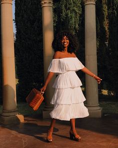 Vestidos para o Ano Novo: 70 looks para passar a virada com muito estilo White Midi Dress Outfit, Midi Dress Outfit, Black Femininity, Outfit Trends, Black Women Fashion, Casual Wedding, White Midi Dress, Classy Outfits, African Fashion