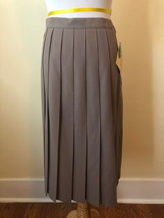 Here is a classic, union-made in the 1970s, secretary skirt. Size 10. 55/45 acrylic/polyester. Union made in USA. Actual Measured ---------------- Waist: 13 inches Hip: 22 inches Length: 27 inches Extra hem length: n/a Sweep: 28 inches Clothes Are Displayed on a Form with the following measurements: -Approximate Extra Small / Size 2- Shoulder: 32 inches Bust: 33 inches Waist: 25 inches Hip: 33 inches CONDITION: Skirt is in good deadstock condition with no apparent color fade, snags or fabric dam Vintage Beige Workwear Skirt, Vintage Mini Length Pleated Skirt, Vintage Relaxed Full Pleated Skirt, Vintage Fitted Knee-length Pleated Skirt, Vintage Fitted Accordion Pleated Skirt, Western Skirts, Office Skirt, Union Made, Perfect Jeans