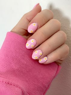 Pink nails with white daisies Spring Nails Floral, Beautiful Wedding Nails, Latest Nails, Dark Pink Nails, Kids Nail Designs, Natural Gel Nails, Nails Arts, Retro Nails