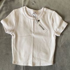 Garage Tops Clothing, Cute White Crop Tops, Tshirts For Women Casual Tees, Basic Tees Women, White Cropped Shirt Outfit, Garage Clothes, White Crop Shirt, Basic White Shirt, Cute White Shirts