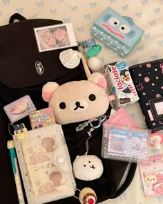 𝘚𝘢𝘷𝘦 = 𝘍𝘰𝘭𝘭𝘰𝘸 "𝘯𝘰 𝘳𝘦𝘱𝘦𝘢𝘵" <3 Everyday Bag Essentials, Pretty School Supplies, Cute Stationary School Supplies, School Bag Essentials, Inside My Bag, Handbag Essentials, Stationary School, Cute Stationary