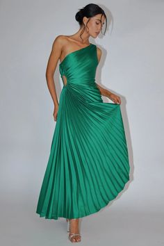 Shop the Brooklynn One-Shoulder Accordion Pleat Kelly Green | Selfie Leslie Green Midi Dress With Pleated Bodice For Evening, Off-shoulder Pleated Maxi Dress For Evening, Pleated Off-shoulder Maxi Dress For Evening, Off-shoulder Green Midi Dress For Evening, Green Off-shoulder Midi Dress For Date Night, Spring Prom One Shoulder Midi Dress, Spring Prom Midi One Shoulder Dress, One Shoulder Pleated Maxi Dress For Party, Party Midi Dress With Pleated Bodice And Off-shoulder Design