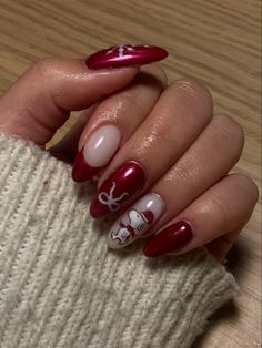 Snoopy Nail Art Christmas, Nail Polish Ideas Christmas, Charlie Brown Nails Christmas, Snoopy Winter Nails, Peanuts Christmas Nails, Christmas Snoopy Nails, Snoopy Nails Christmas, Snoopy Fall Nails