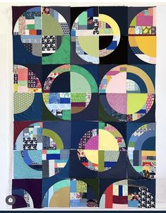 a quilt made with different colored circles