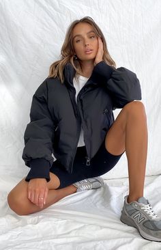 Best Puffer Jacket, Oversized Puffer Jacket, Black Winter Jacket, Casual Weekend Outfit, Oversized Puffer, Quoi Porter, Black Puffer Jacket, School Looks, Beginning Boutique