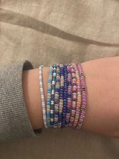 Beaded Bracelets Inspo Summer, Cute Summer Beaded Bracelets, Mini Bead Bracelet Ideas, Small Bead Bracelets Ideas Summer, Braclets Ideas Beaded Aesthetic, Aesthetic Bead Bracelets, Bead Bracelet Ideas Aesthetic, Beads Bracelets Aesthetic, Bracelet Inspo Beads