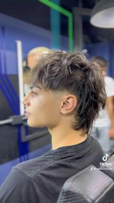 Mullet Hair Hombre, Modern Day Mullet, Rocker Haircut, Mullet Long Hair, Skater Mullet, Rocker Mullet, Mullet Mohawk, Mullet Ideas