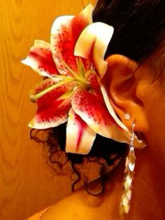 Lily Flower Hairstyle, Flowers In Hair Aesthetic Faceless, Flower In Hair Aesthetic, Flower Hairstyles, Summer Hair Style, Flower Hair Tie, Flower In Hair, Cocoppa Wallpaper, Hair Flowers