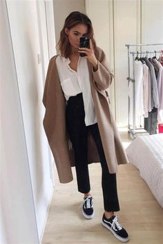 Los 15 mejores looks con zapatillas Vans Outfit Chic, Coat Outfit, Winter Trends, Looks Chic, Sneakers Outfit, 가을 패션