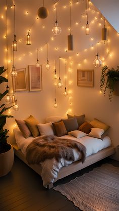 A Cozy Sanctuary: Bedroom Lighting Ideas to Set the Mood Kitchen Home Decor, Woman Bedroom, Aesthetic Rooms, Apartment Decor Inspiration, Home Decorating Ideas