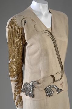 Elsa Schiaparelli (1890 — 1973), one of the most important fashion designers of the period between the two world wars. Isn’t this evening outfit just gorgeous? 1930 Fashion, Gold Sequins