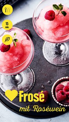 Zutatenliste: 

Flasche Roséwein
Zitrone Bio, davon der Saft
Zucker
Himbeeren
Minze
Beeren, gemischt
Crushed Ice Midsommar Party, Drinks Summer, Frosé, Cozy Corner, Summer Drinks, Summer Sun, Happy Hour, Dessert