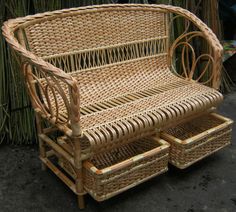 a wicker bench with two baskets underneath it