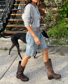 Styling Biker Boots, Berlin Fashion Summer, Jean Shorts And Boots Outfit, Brown Biker Boots Outfit, Biker Boots Outfit Winter, Boots And Shorts Outfit, New York Girl Aesthetic, Buckle Boots Outfit, Boots Outfit Summer