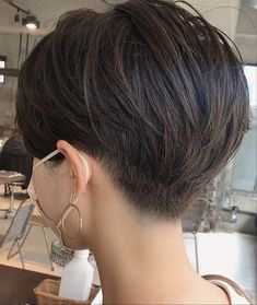 Pixie Bobs, Pretty Short Hair, Waterfall Hairstyle, Short Hair Tomboy, Asymmetrical Hairstyles, Really Short Hair