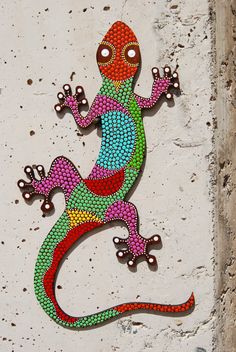 a gecko painted on the side of a building