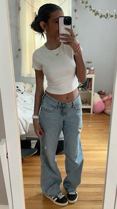 Basic White Girl Outfit, White Top Jeans, White Girl Outfits, Fashion Athleisure, Basic Girl Outfit, Tudor Period, Looks Adidas, Campus Outfit, Night Beauty