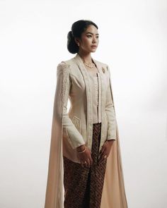 Untuk laki-laki dan perempuan Indonesia Traditional Dress, Kebaya Vintage, Indonesia Traditional Clothes, Kebaya Outfit, Pahlawan Nasional, Indonesia Traditional, Batik Dress Modern, Dress Pic, Kebaya Wedding