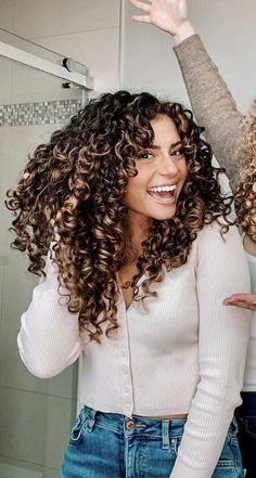 Brunette Balayage Hair Natural Curls, Highlight For Curly Hair Natural Curls, Long Curly Hair Color Ideas Brunettes, Spring Curly Hair Color, Dimensional Curly Hair, Fall Hair Color For Curly Hair, Highlights For Curly Hair Natural Curls Ombre Dark Brown, Face Frame Curly Hair, Curly Hair Bayalage