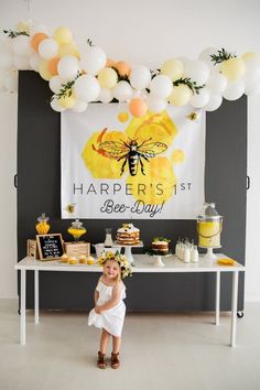 How ADORABLE is this little Girl's "Bee-Day" Theme Birthday Party? A fun and unique theme for your little girls birthday party! #beeday #girlsbirthday #girlsbbirthdayparty #beedaytheme Honey Bee Birthday Party, Honey Party, Honey Bee Birthday, Bee Birthday, Party Box, Festa Party, Party In A Box