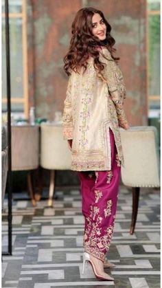 Modele Hijab, Pakistani Formal Dresses, Heavy Dresses, Outfits For Fall, Pakistani Wedding Outfits, Pakistani Dresses Casual, Pakistani Fancy Dresses, Pakistani Fashion Party Wear, Beautiful Pakistani Dresses