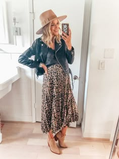 Pregnancy Fashion Spring, Look Boho Chic, Black Lace Cami, Fest Outfits, Midi Skirt Outfit, Cute Maternity Outfits, Stylish Maternity Outfits, Leopard Print Skirt, Women Design