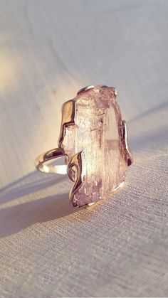 Bellissimo universo selvaggio Kunzite Ring, Huge Crystal, Pink Kunzite, Pink Gemstones, Pretty Rings, Sea Glass Jewelry, Raw Stone, Healing Crystal, Dandy