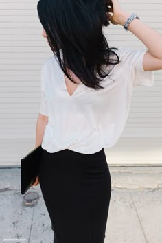 Pencil Skirt Outfit, Black And White Outfit, Mode Shoes, Curated Closet, Look Formal, Dream Style, Black Pencil Skirt, Minimal Chic