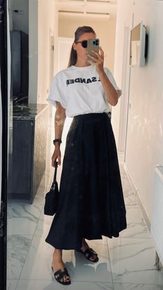 Black Skirt And Shirt Outfit, Black Poplin Skirt Outfit, Navy Maxi Skirt Outfit, Black And White Brunch, White Brunch Outfit, Summer Skirt Outfits Casual, Brunch Outfit Summer, Black Skirt Outfit Summer