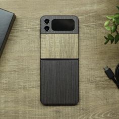 Samsung Galaxy Z Flip 4 Silverblack wood skins