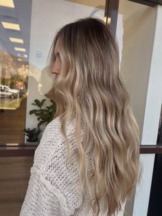 Brown Root With Blonde Highlights, Soft Balayage Bronde, Dark Blonde Hair With Lowlights Brown, Blend Brown Roots Into Blonde, Rooted Dark Blonde, Fall Blonde Dark Roots, Dimensional Blonde Highlights On Brown Hair, Hand Painted Blonde Balayage, Blond Balayage On Light Brown Hair