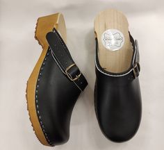 MADE FROM LEATHER AND ALDER WOOD Clogs for Women BONDA Low heals ergonomic wooden sole and soft leather. made to order. Available in sizes 36-41. For other sizes please contact me EUR 35 l UK 2.5 l AUS 4.5 l USA 5 l up to 22.3cm l 8.78 inches EUR 36 l UK 3.5 l AUS 5.5 l USA 6 l up to 23cm l 9.02 inches EUR 37 l UK 4 l AUS 6 l USA 6.5 l up to 23.7cm l 9.33 inches EUR 38 l UK 5 l AUS 7 l USA 7.5 l up to 24.5cm l 9.65 inches EUR 39 l UK 6 l AUS 8 l USA 8.5 l up to 25.3cm l 9.96 inches EUR 40 l UK 7 Black Comfortable Clogs With Leather Sole, Comfortable Black Clogs With Leather Sole, Brown Closed Toe Non-slip Clogs, Brown Non-slip Closed Toe Clogs, Black Closed Toe Clogs With Leather Sole, Brown Leather Non-slip Clogs, Wood Clogs, Mia Sandals, Clogs For Women