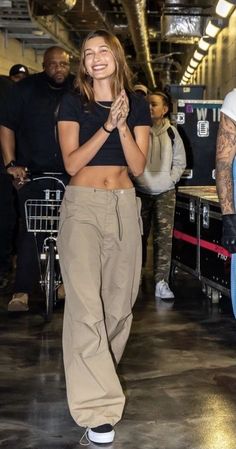 Model Concert Outfit, Hailey Bieber At Concert, Hailey Bieber Outfits Concert, Hailey Bieber Looks 2022, Hailey Bieber Style Aesthetic, Hailey Bieber Off Duty, Model Off Duty Style Hailey Bieber, Hailey Bieber Outfits Spring, Hailey Beiber Casual Outfits