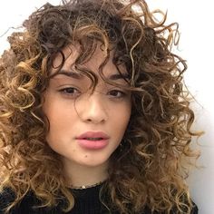 Funky Curly Hair, Curly Hair Fringe, Curly Bangs, Hair 2018, Hair Styles 2017, Fringe Hairstyles, Curly Hair With Bangs, Haircuts With Bangs, Curly Hair Cuts