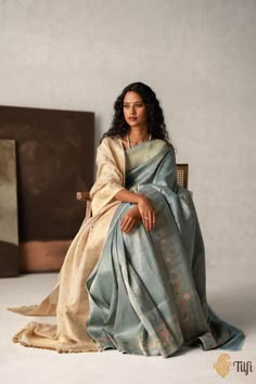 Indian Silk Outfits, Luxury Saree, Christmas Outfits Aesthetic, Silk Saree Designs, Indian Luxury, Traditional Indian Clothing, Pani Puri, Desi Fits, Saree Photoshoot