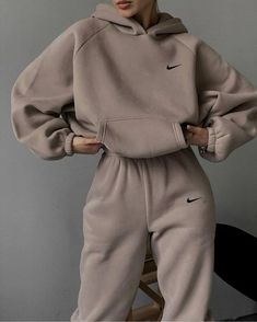 There are so many trendy and cute winter outfit ideas in this list that will elevate your wardrobe! Cute Nike Outfits, Suit For Women, Simple Trendy Outfits, Sports Suit, Sporty Outfits, Cute Simple Outfits, Really Cute Outfits