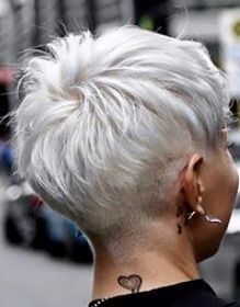 Platinum Blonde Pixie, Short Choppy Haircuts, Short White Hair, Messy Bob Hairstyles, Funky Short Hair, Very Short Haircuts, Short Hair Pixie Cuts, Short Sassy Hair, Short Hair Undercut