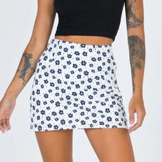 Never Worn Perfect Condition Trendy Fitted Floral Print Skort, Trendy Floral Print Spring Skort, Trendy White Floral Print Mini Skirt, Chic White Skort With Floral Print, Chic White Floral Print Skort, Fitted White Floral Print Skort, White Floral Print Skort For Day Out, York Outfits, New York Outfits