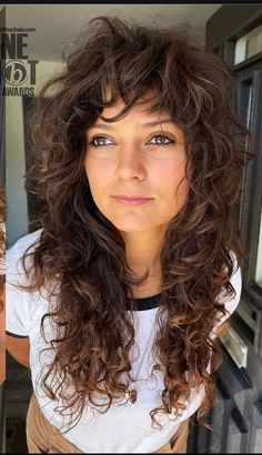 70s Shag Haircut Curly, Choppy Shag Hairstyles Long, Long Curly Shag, Corte Shaggy, Wolf Hair, Natural Curly Hair Cuts, Long Shag Haircut, Grey Hair Inspiration, Haute Hair