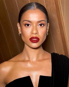 Pillow Talk Medium, Slicked Back Hairstyles, Magic Serum, Mini Photoshoot, Ideas Maquillaje, Woc Makeup, Picture Day Hair, Gugu Mbatha Raw