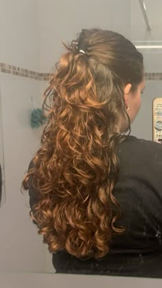 A curly hairstyle for 2c hair Rory Gilmore Hair, Long Layered Curly Hair, 2c Hair, Curly Hair Goals, Hair Mistakes, Beautiful Curly Hair, Peinados Fáciles Para Cabello Corto